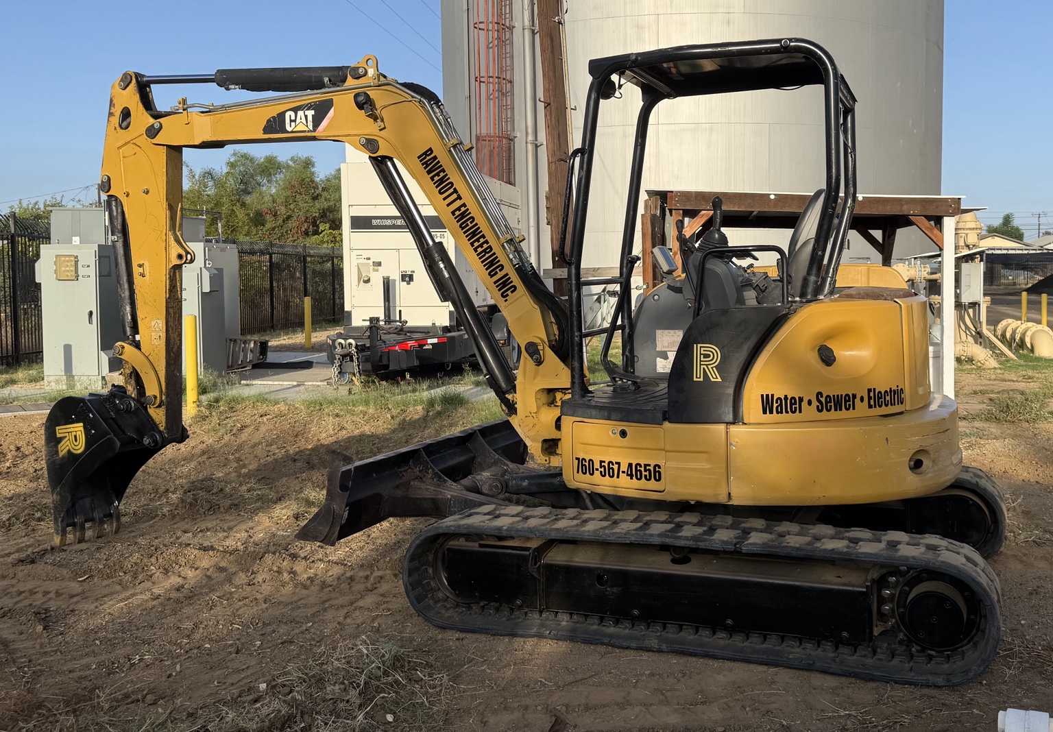 Ravenott branded CAT excavator at a jobsite